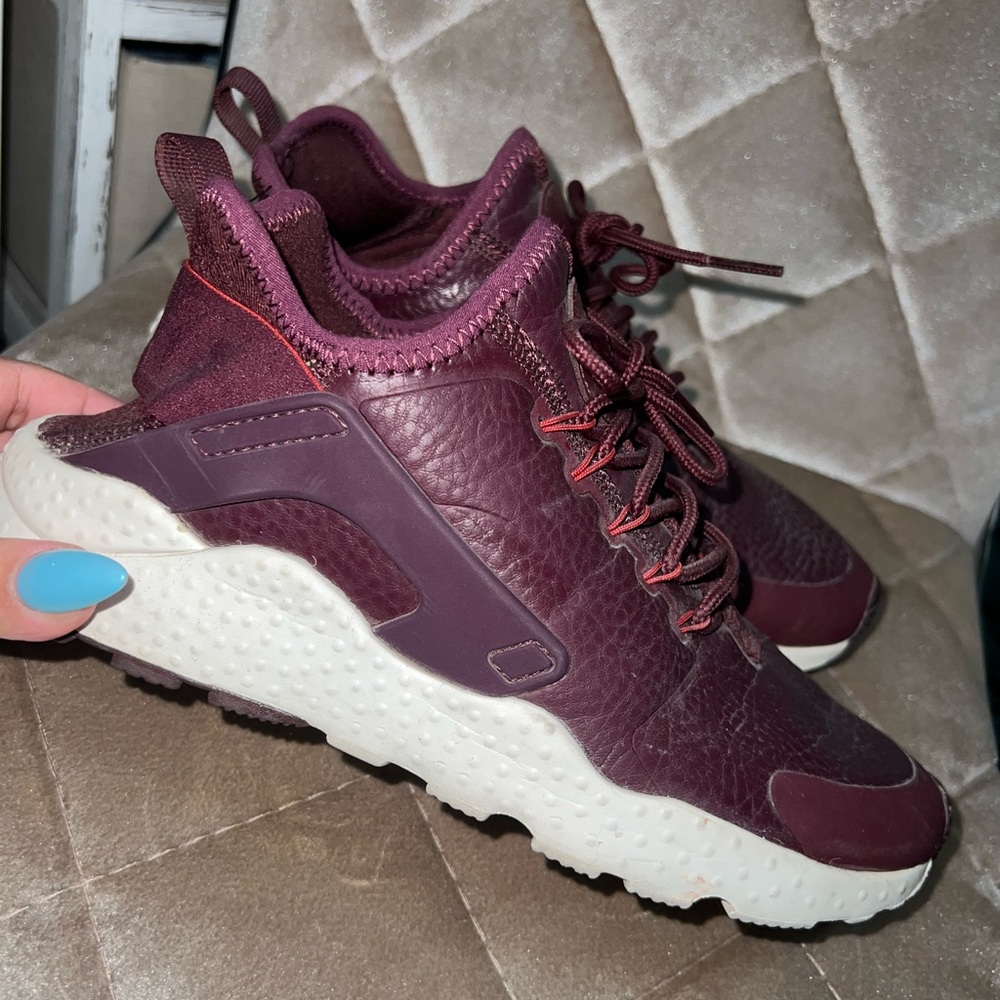 MAROON HUARACHE NIKE SNEAKER